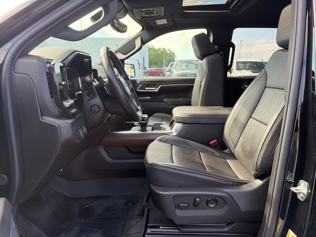 Used 2025 Chevrolet Silverado 1500 High Country w/ High Country Premium Package AWD/4WD image 15