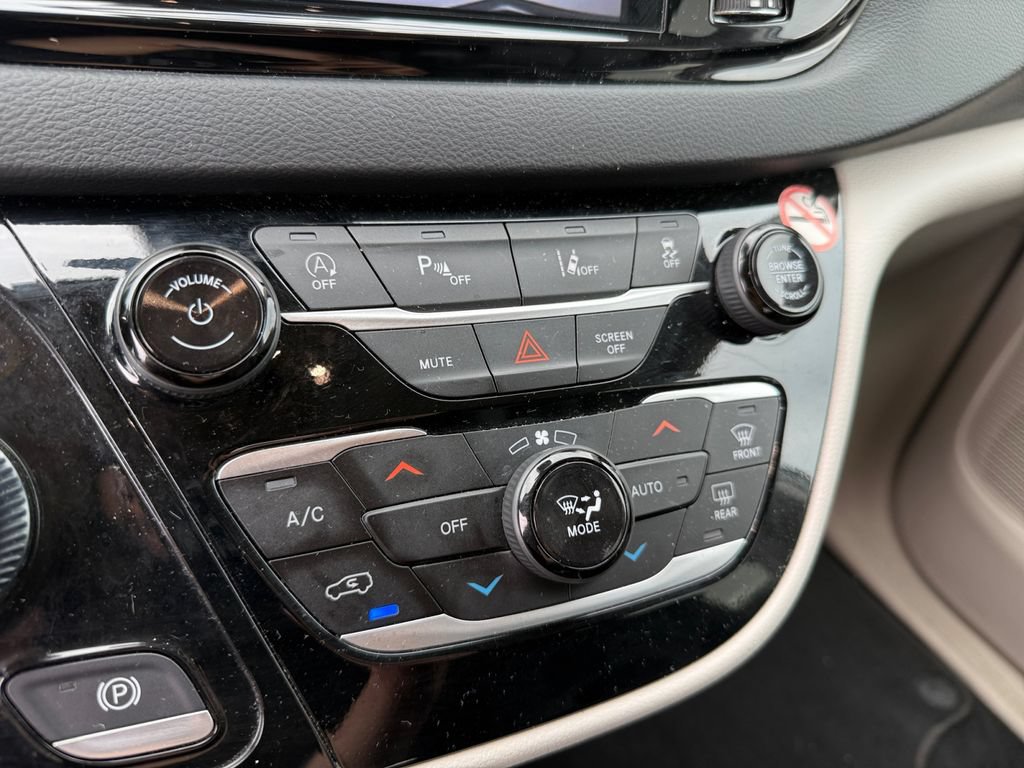 Used 2024 Chrysler Pacifica Touring-L FWD image 31
