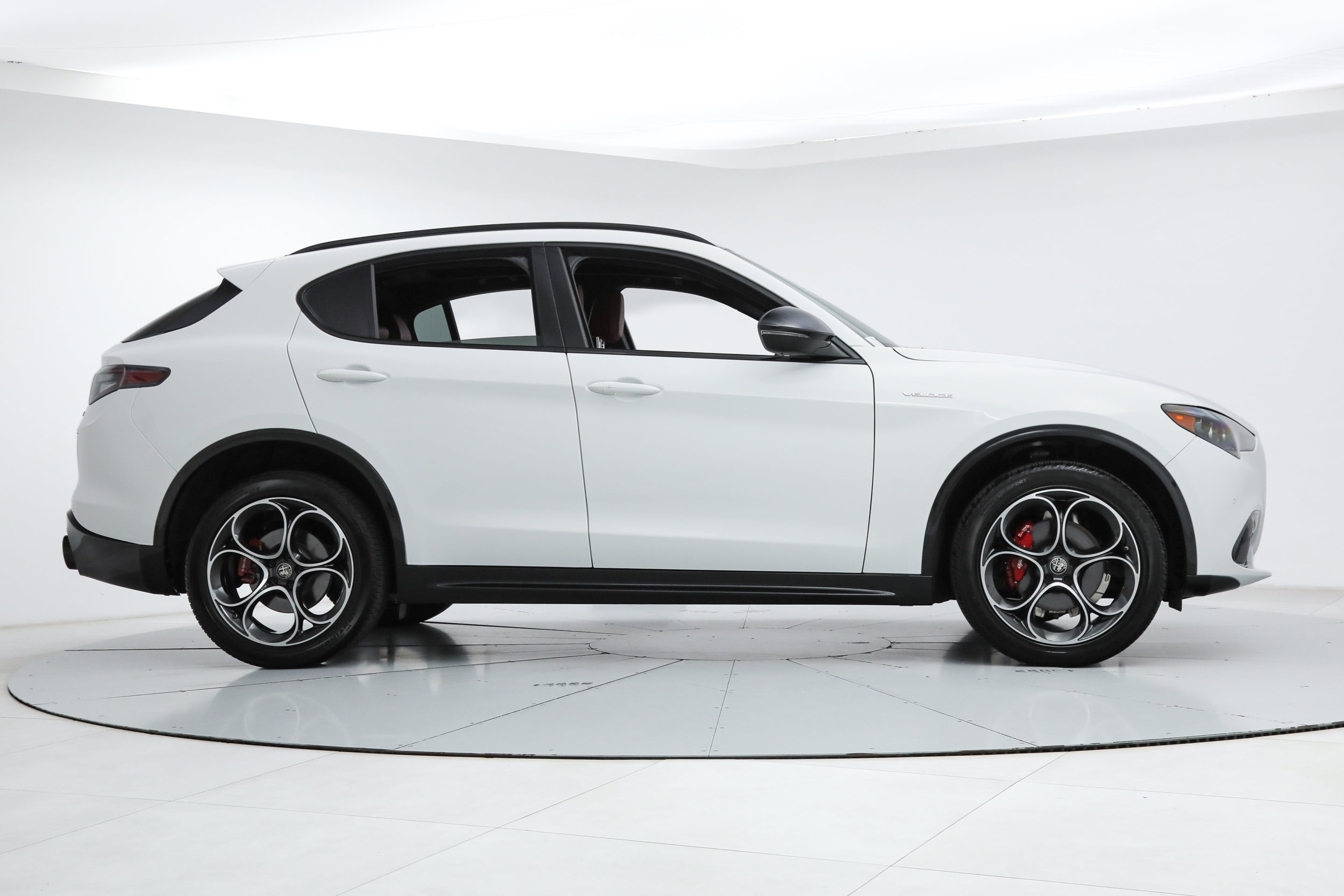 New 2025 Alfa Romeo Stelvio Sprint w/ Veloce Package AWD/4WD image 6