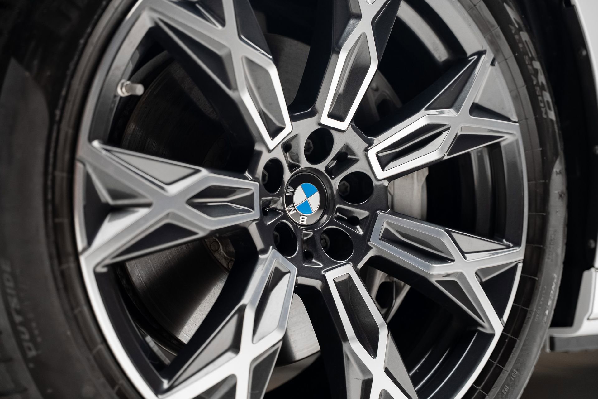 Used 2024 BMW i7 xDrive60 image 23