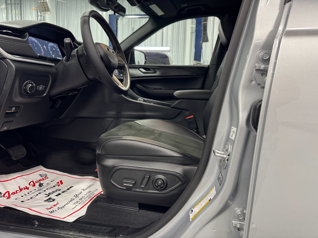 New 2025 Jeep Grand Cherokee L Altitude image 3