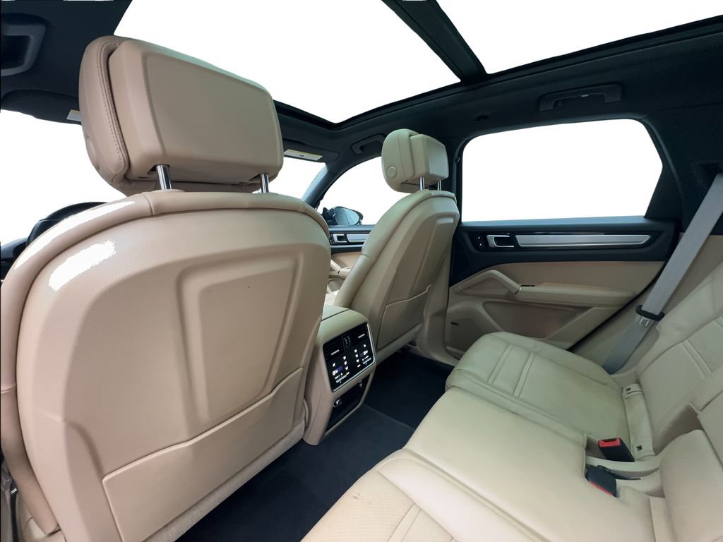 Used 2023 Porsche Cayenne Platinum Edition image 25