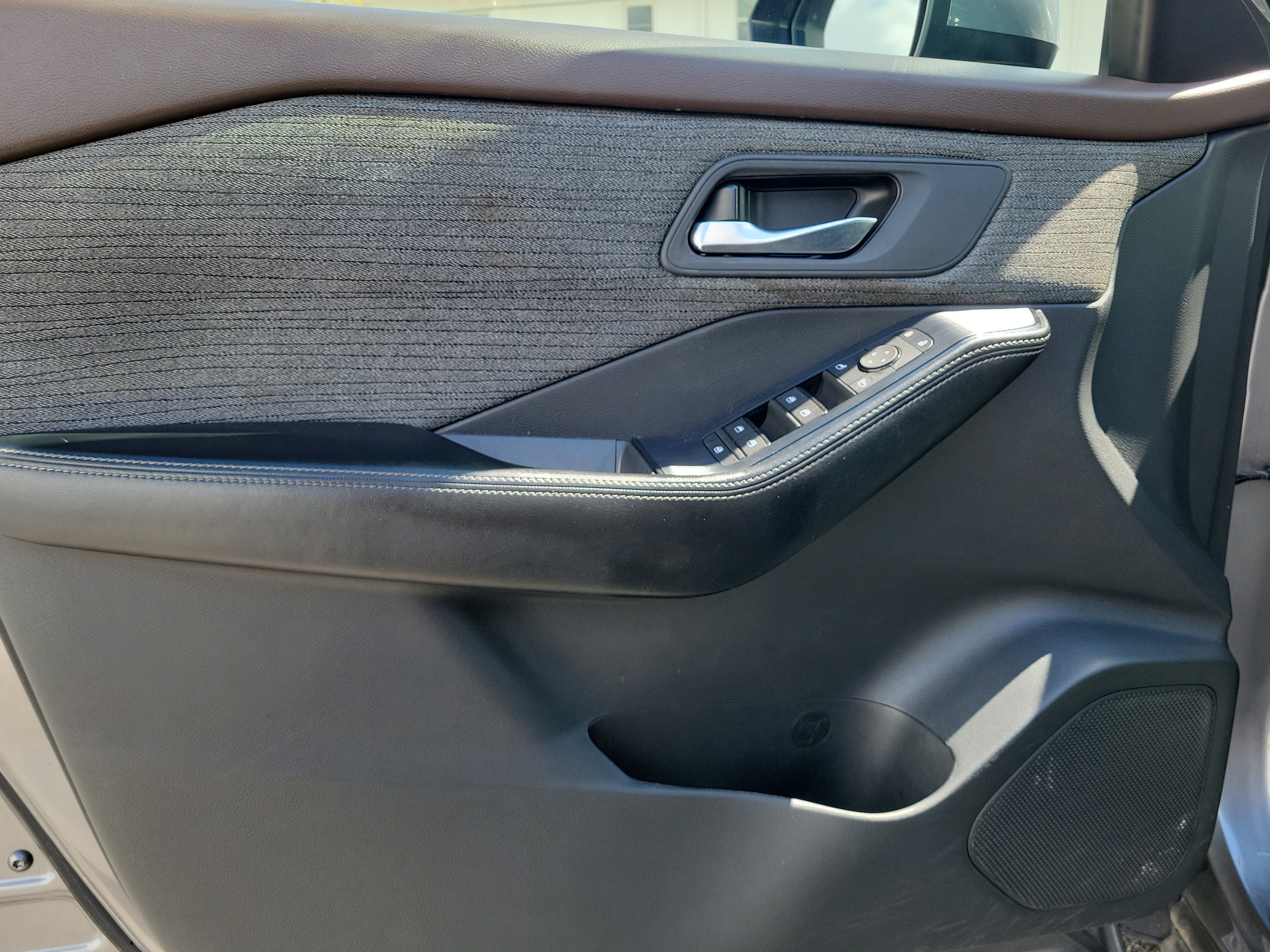 Used 2023 Nissan Rogue SV FWD image 12