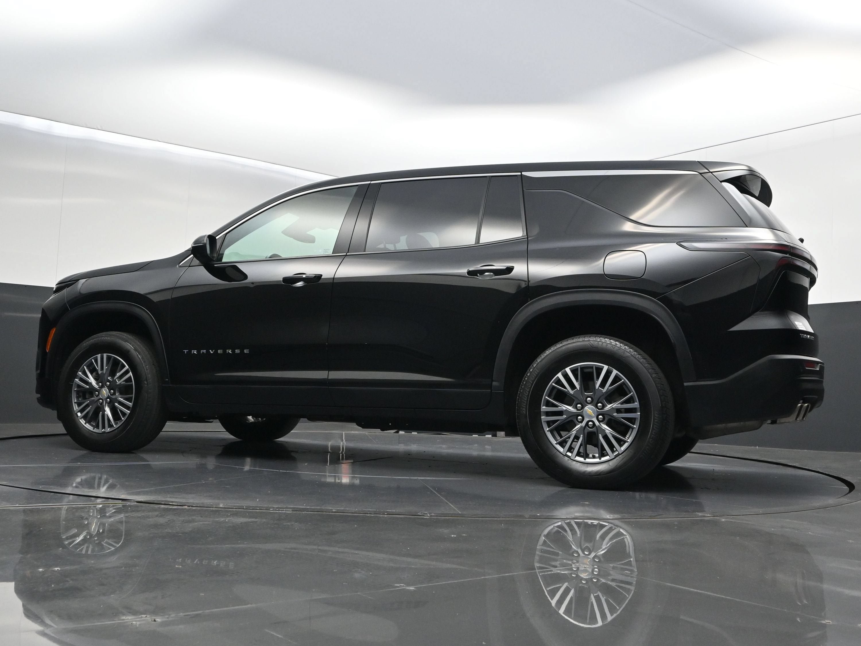 Certified 2024 Chevrolet Traverse LS FWD image 42