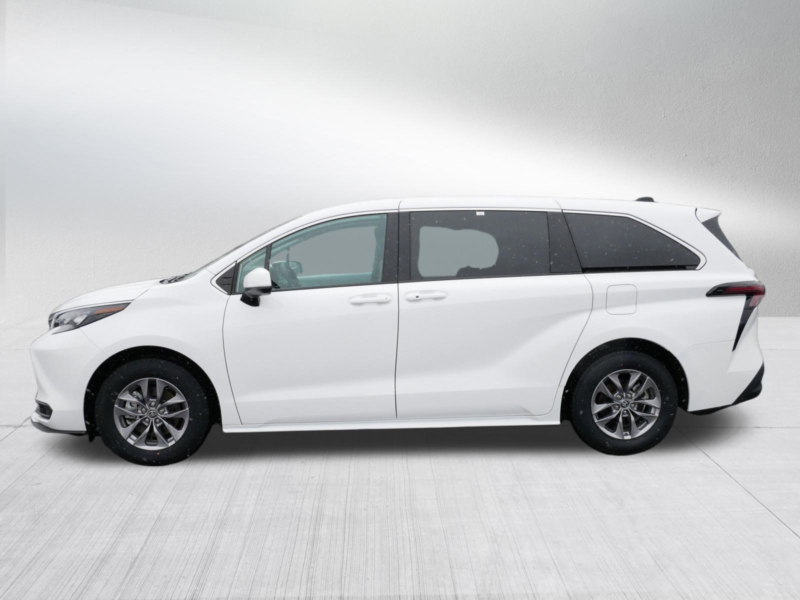 Certified 2025 Toyota Sienna LE image 4