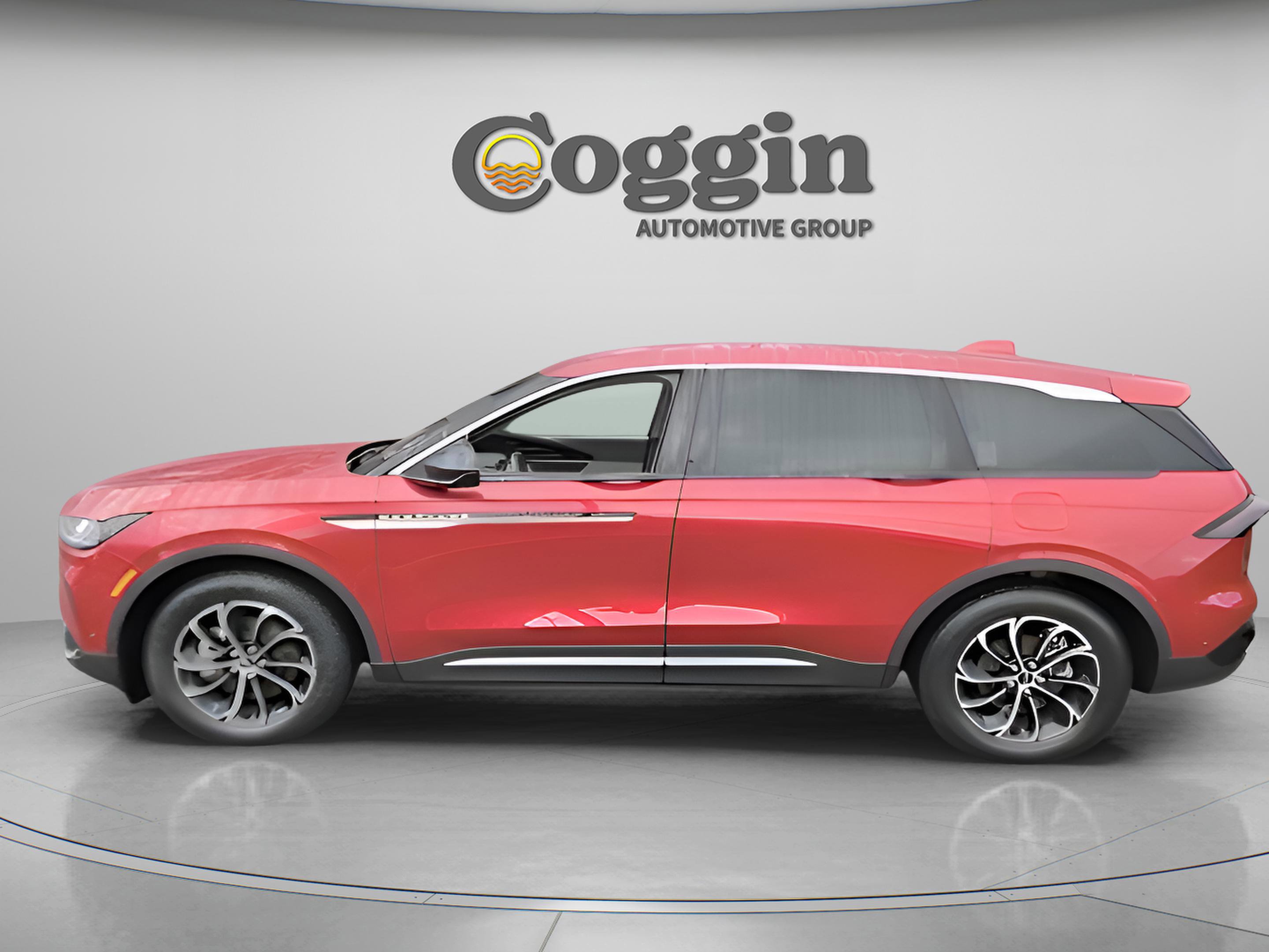 Used 2024 Lincoln Nautilus Premier image 2