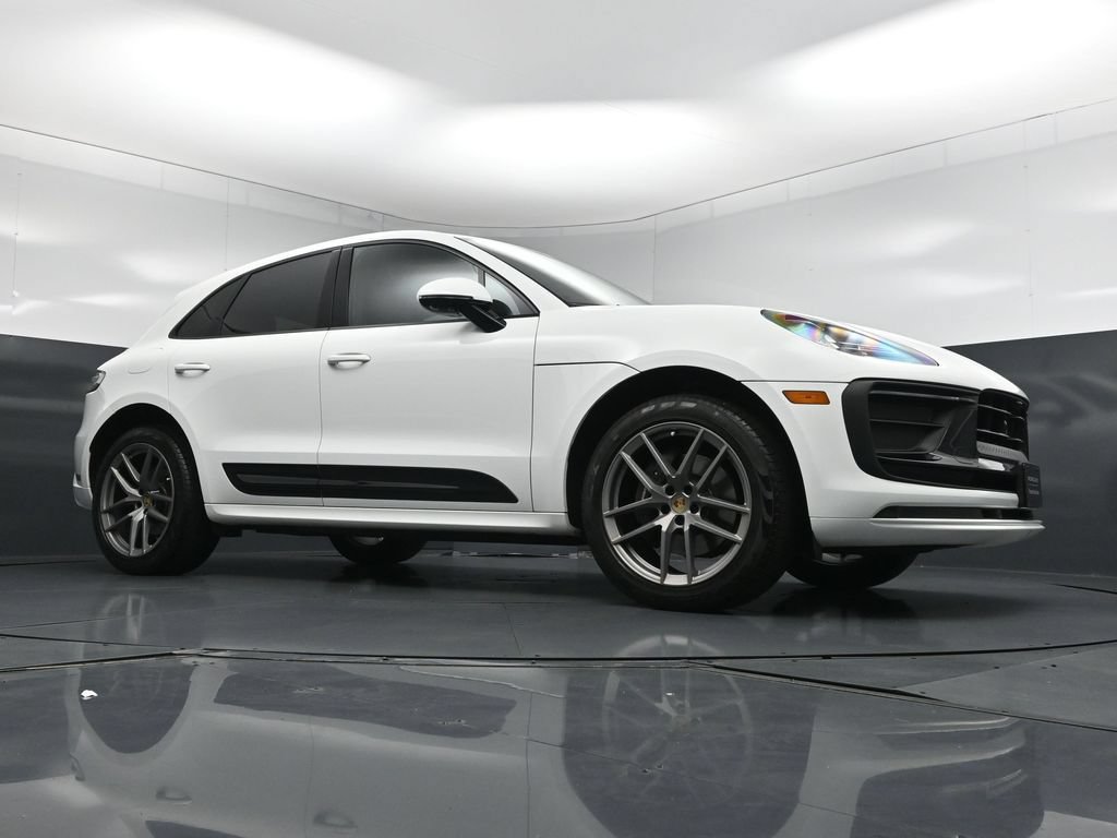Certified 2025 Porsche Macan AWD/4WD image 28