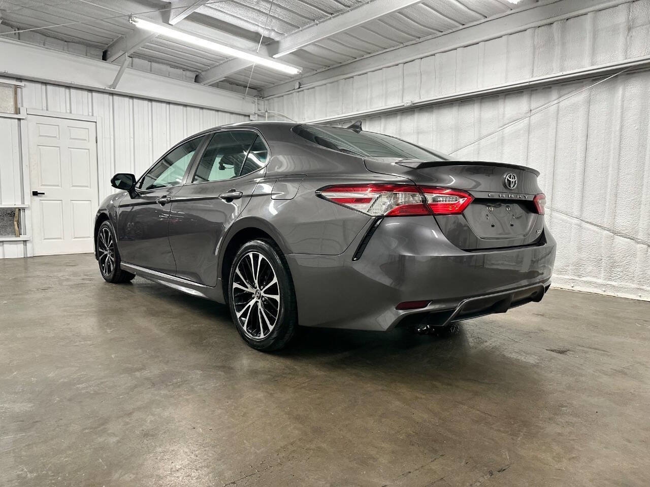 Used 2020 Toyota Camry SE image 7