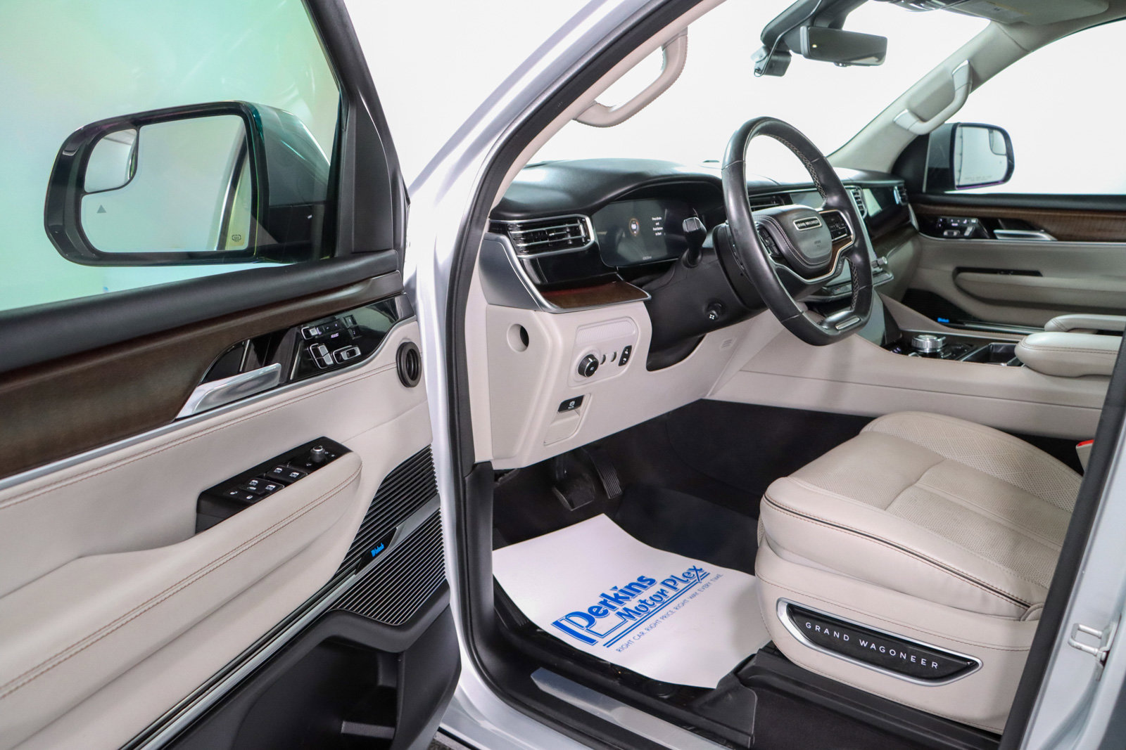 Used 2022 Jeep Grand Wagoneer Series II w/ Convenience Group III AWD/4WD image 3