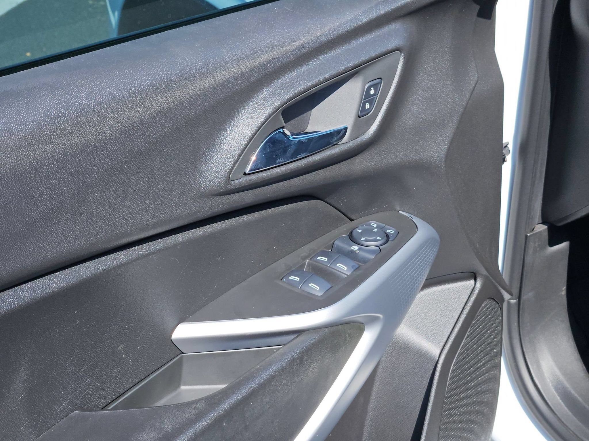 Certified 2025 Chevrolet Trax RS w/ Sunroof Package FWD image 12