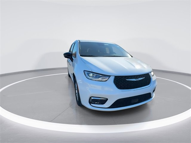 New 2026 Chrysler Pacifica Select image 2