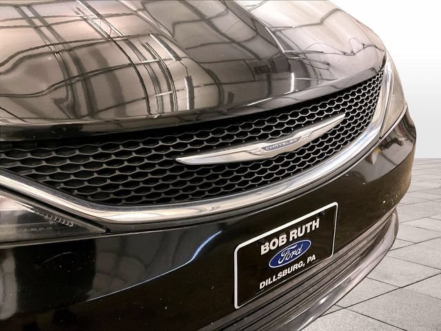 Used 2017 Chrysler Pacifica Touring w/ Tire & Wheel Group FWD image 30