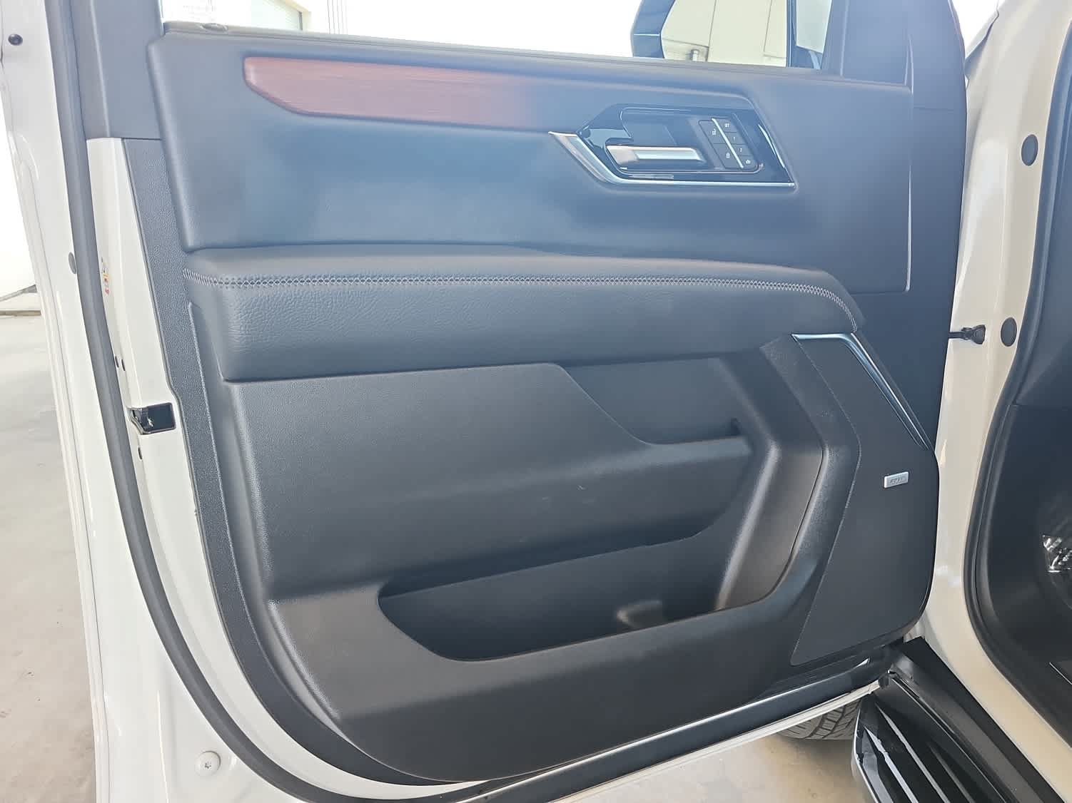 Used 2025 GMC Yukon XL Denali AWD/4WD image 11