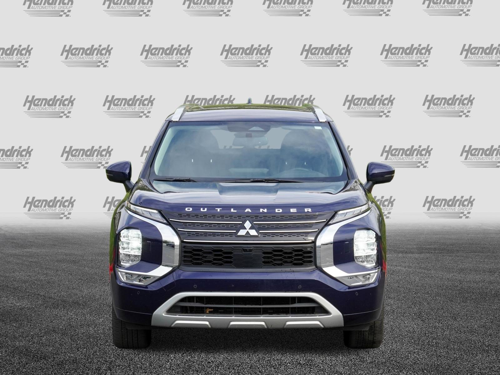 Used 2024 Mitsubishi Outlander 4WD Plug-In Hybrid image 3
