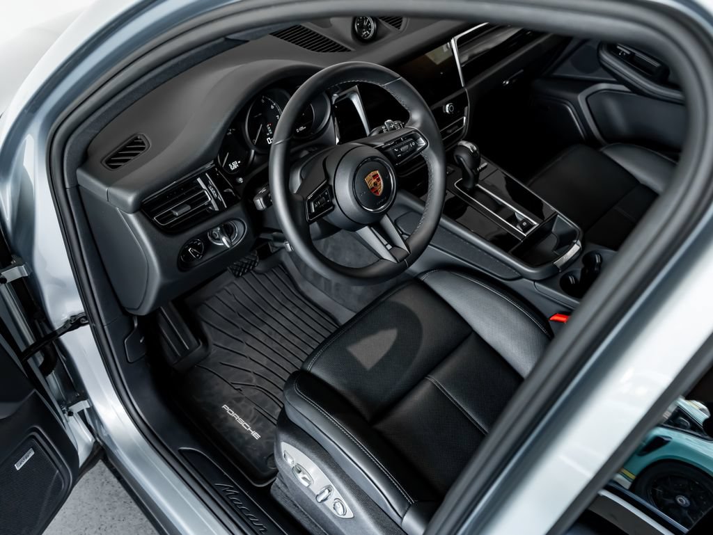 Certified 2026 Porsche Macan AWD/4WD image 4