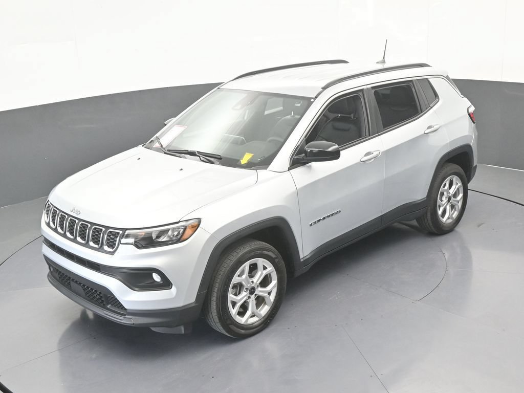 Used 2025 Jeep Compass Latitude AWD/4WD image 16