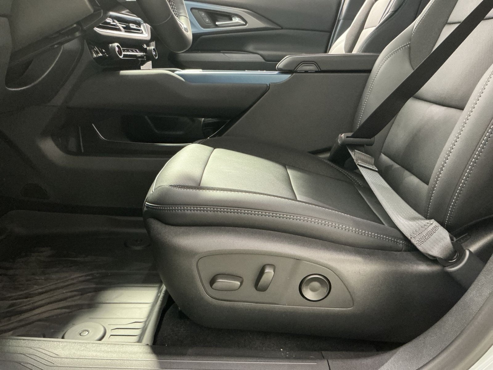 New 2026 Chevrolet Equinox EV LT FWD image 22