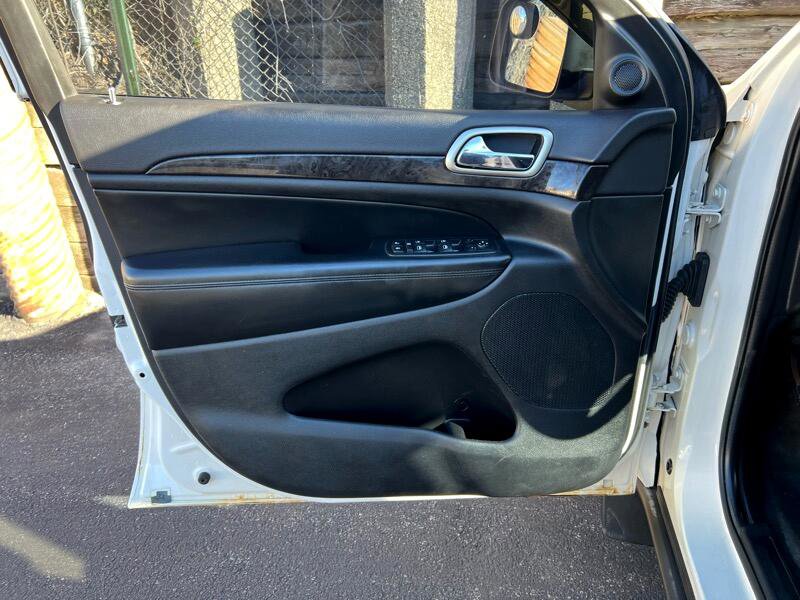 Used 2011 Jeep Grand Cherokee Laredo image 16