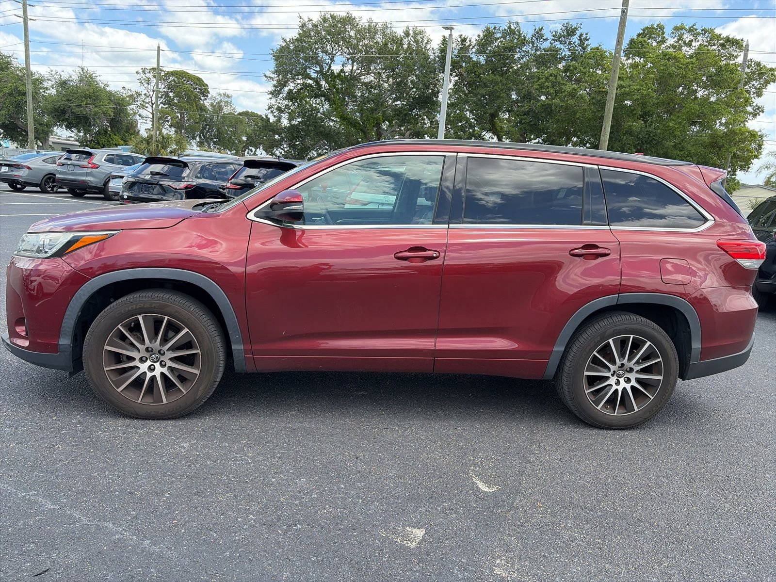 Used 2018 Toyota Highlander SE image 4