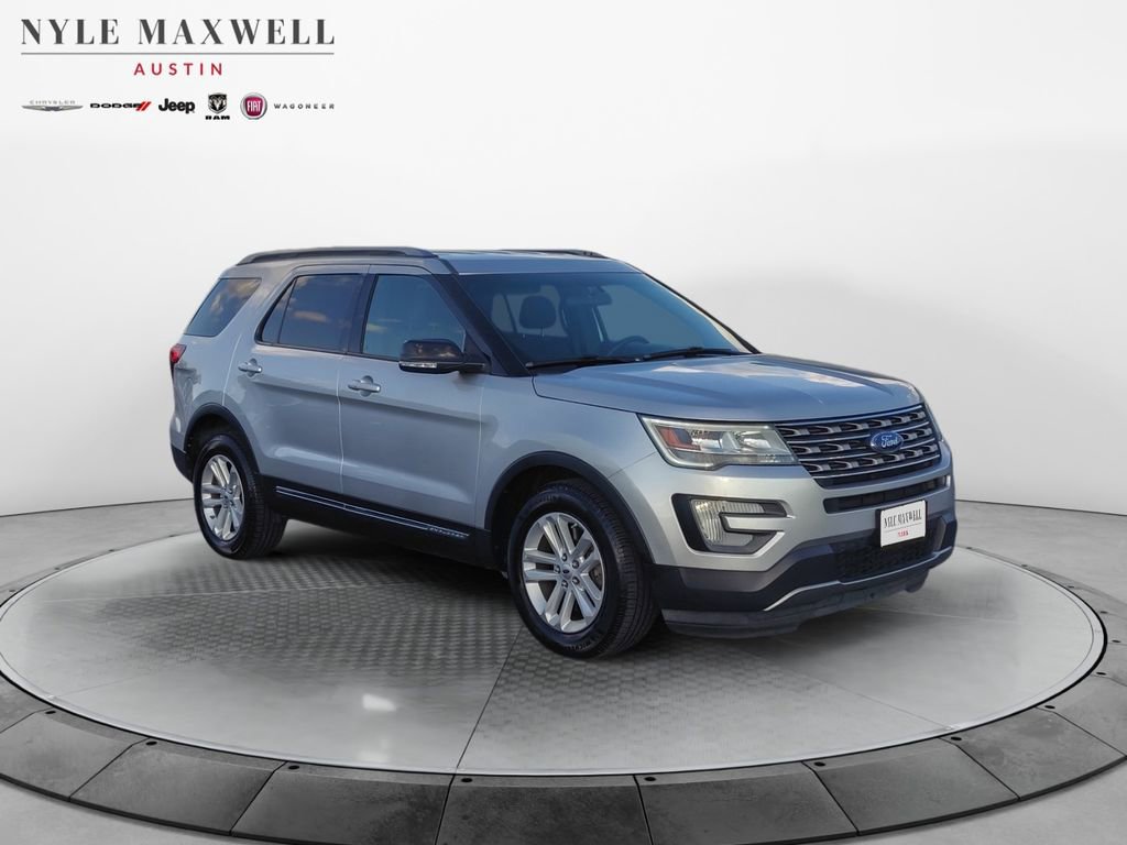 Used 2017 Ford Explorer XLT image 2