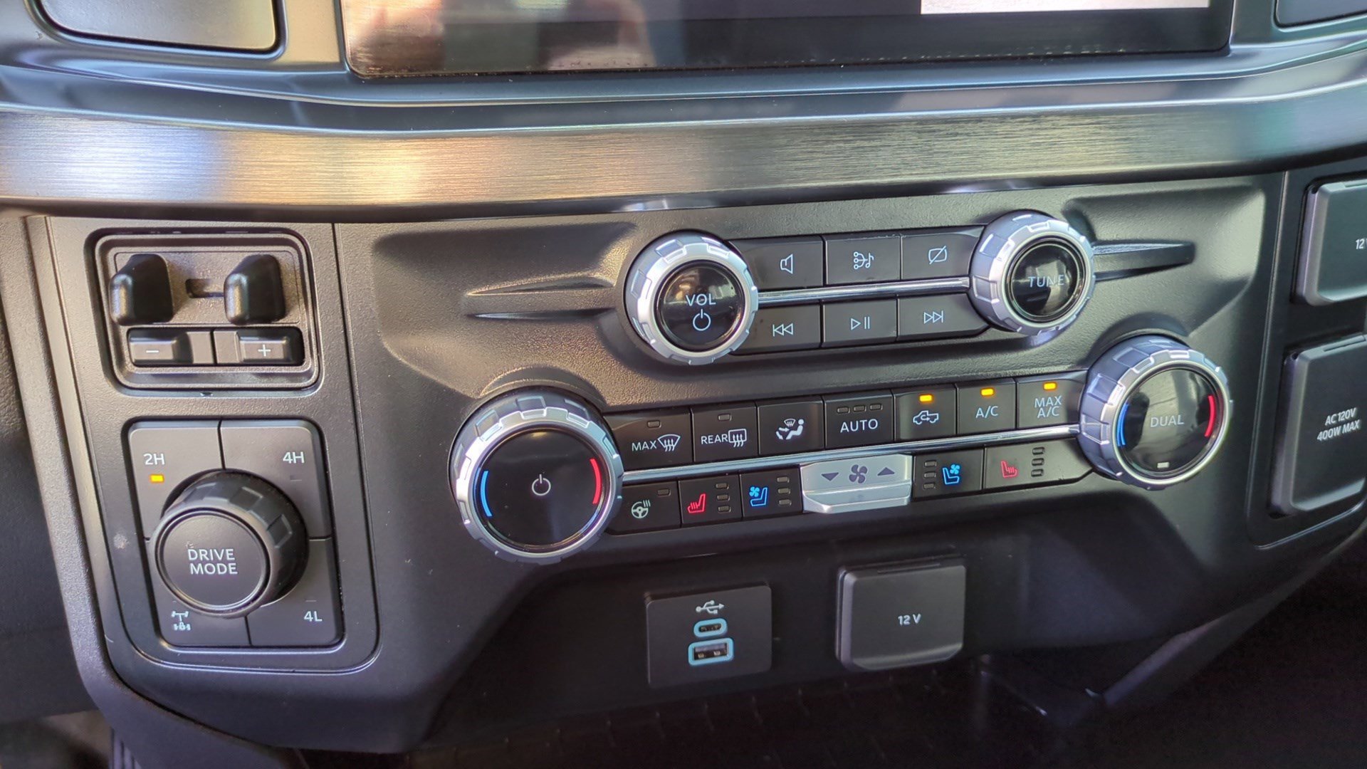 Used 2024 Ford F350 Lariat image 26