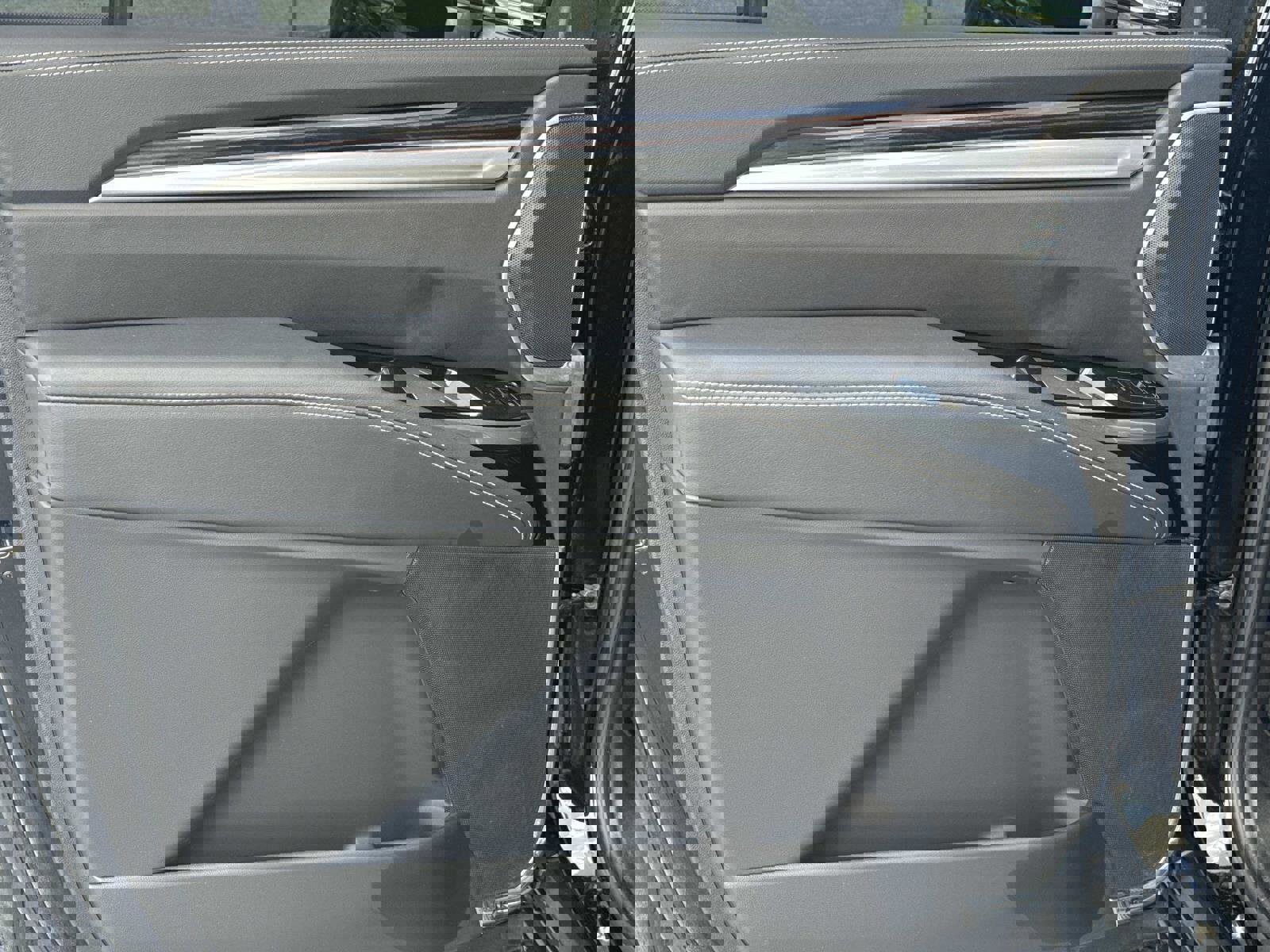 Certified 2025 Cadillac Escalade ESV Premium Luxury image 11