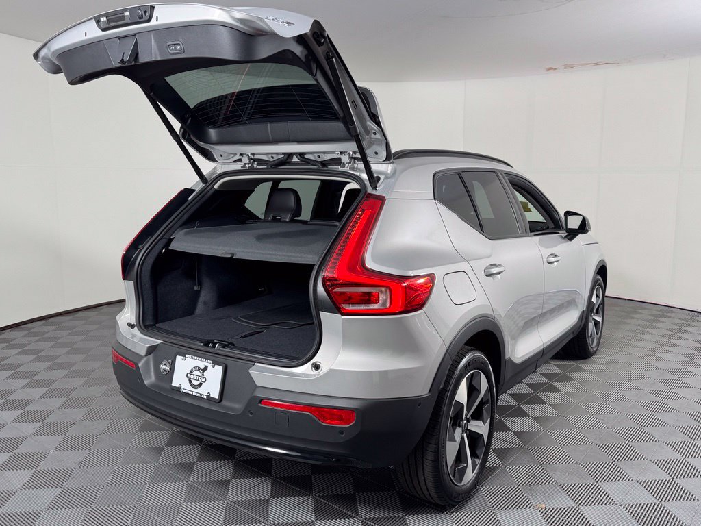 Certified 2025 Volvo XC40 B5 Plus AWD/4WD image 9