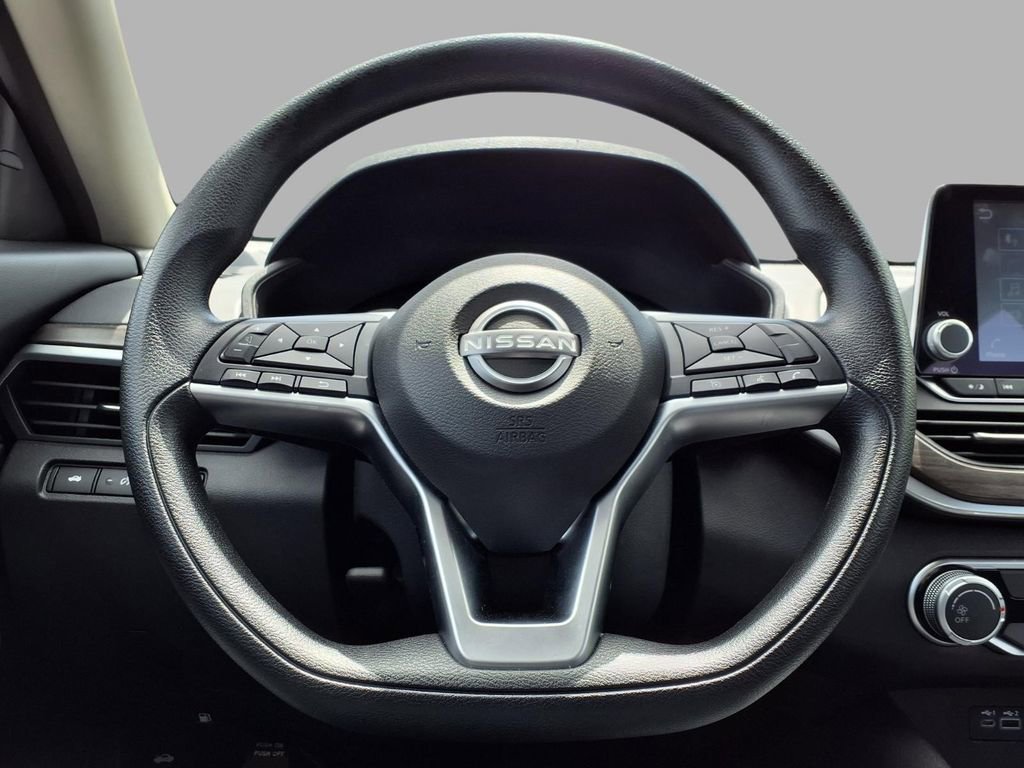 Used 2025 Nissan Altima 2.5 SV FWD image 15