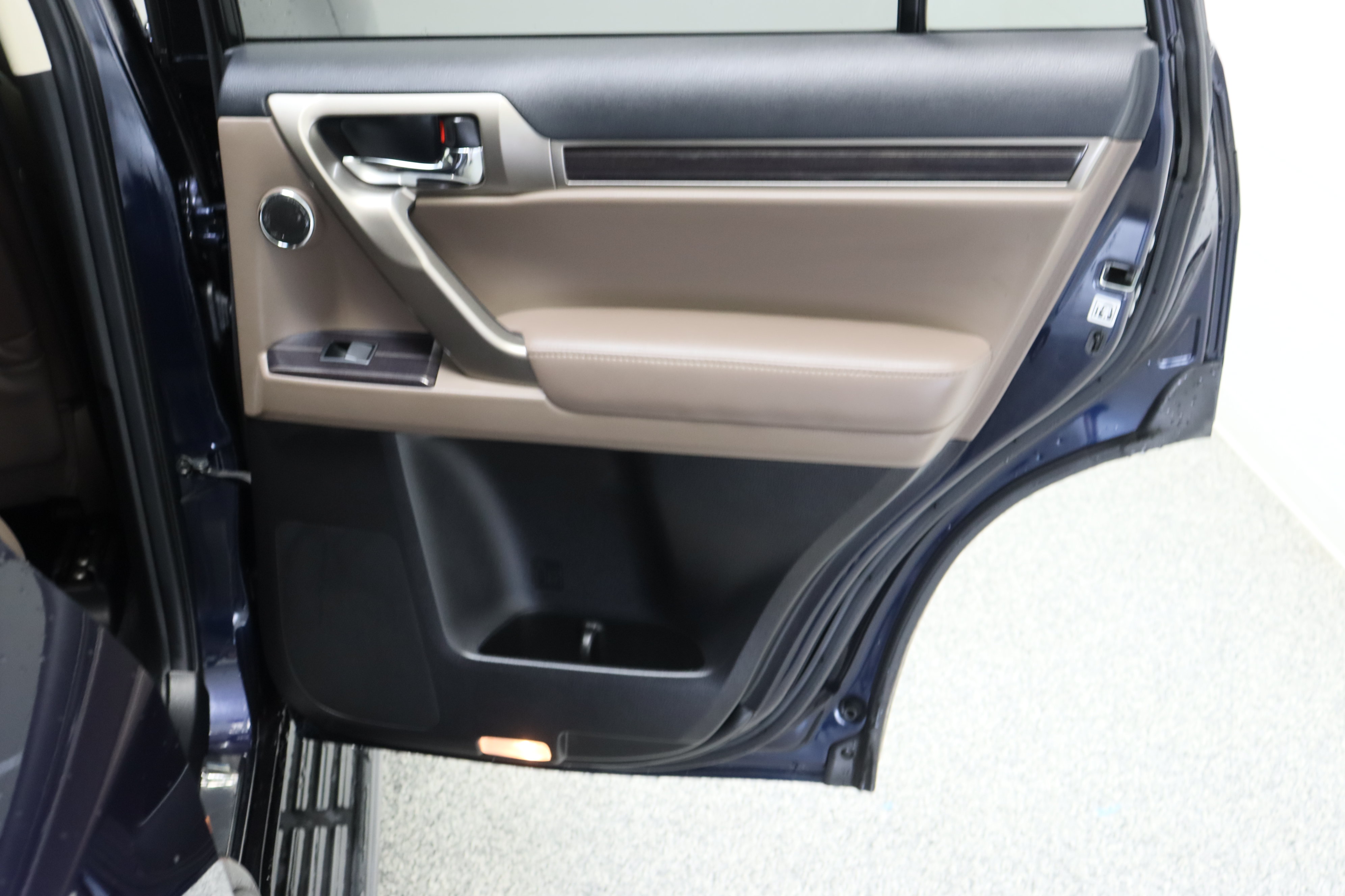 Used 2020 Lexus GX 460 Luxury w/ Accessory Package AWD/4WD image 37