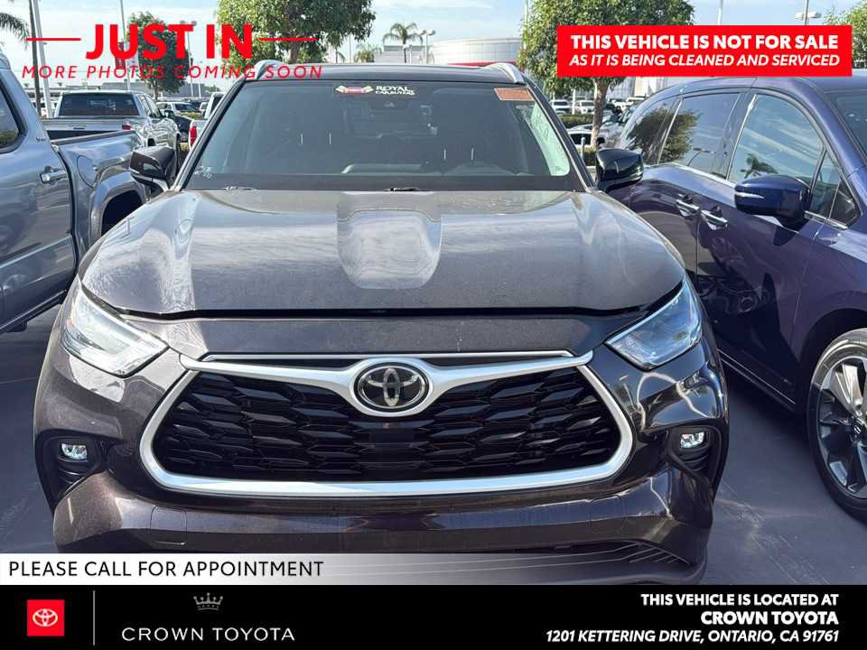 Used 2022 Toyota Highlander XLE FWD image 2