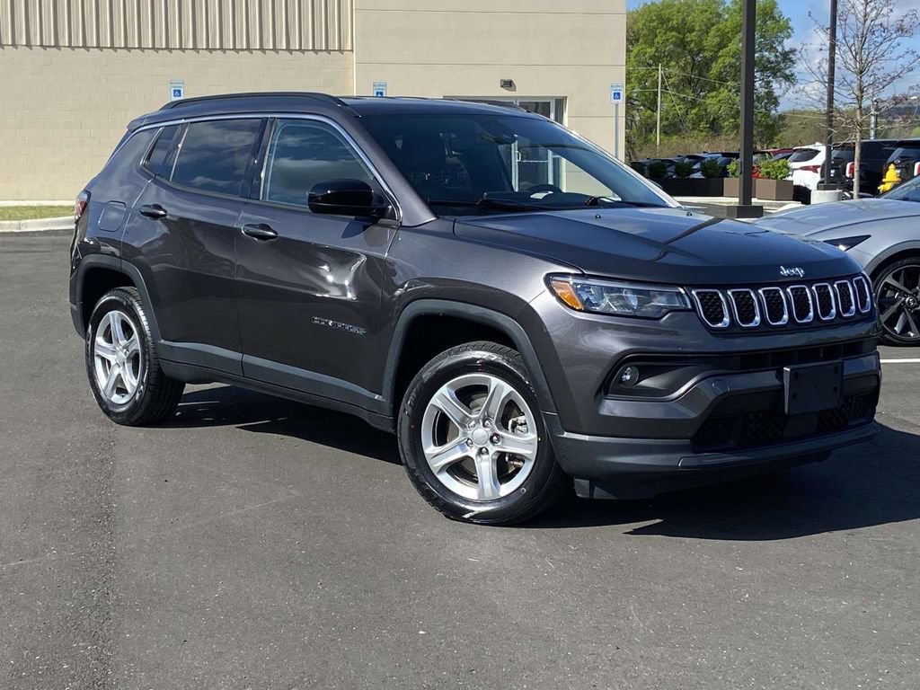 Used 2024 Jeep Compass Latitude AWD/4WD image 1
