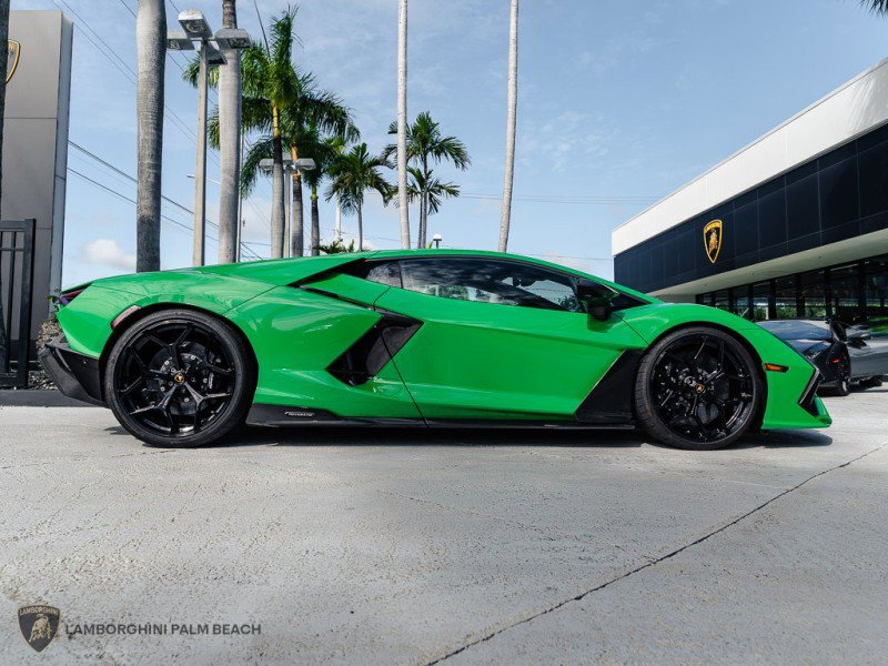 Used 2024 Lamborghini Revuelto image 7