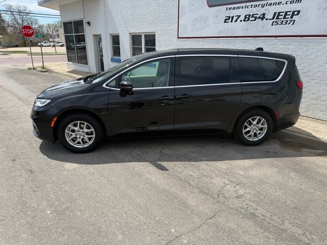 Used 2023 Chrysler Pacifica Touring-L image 2