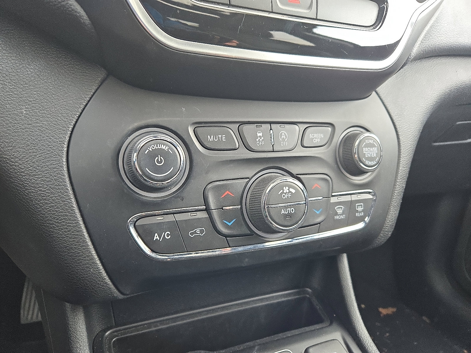 Used 2019 Jeep Cherokee Limited image 16