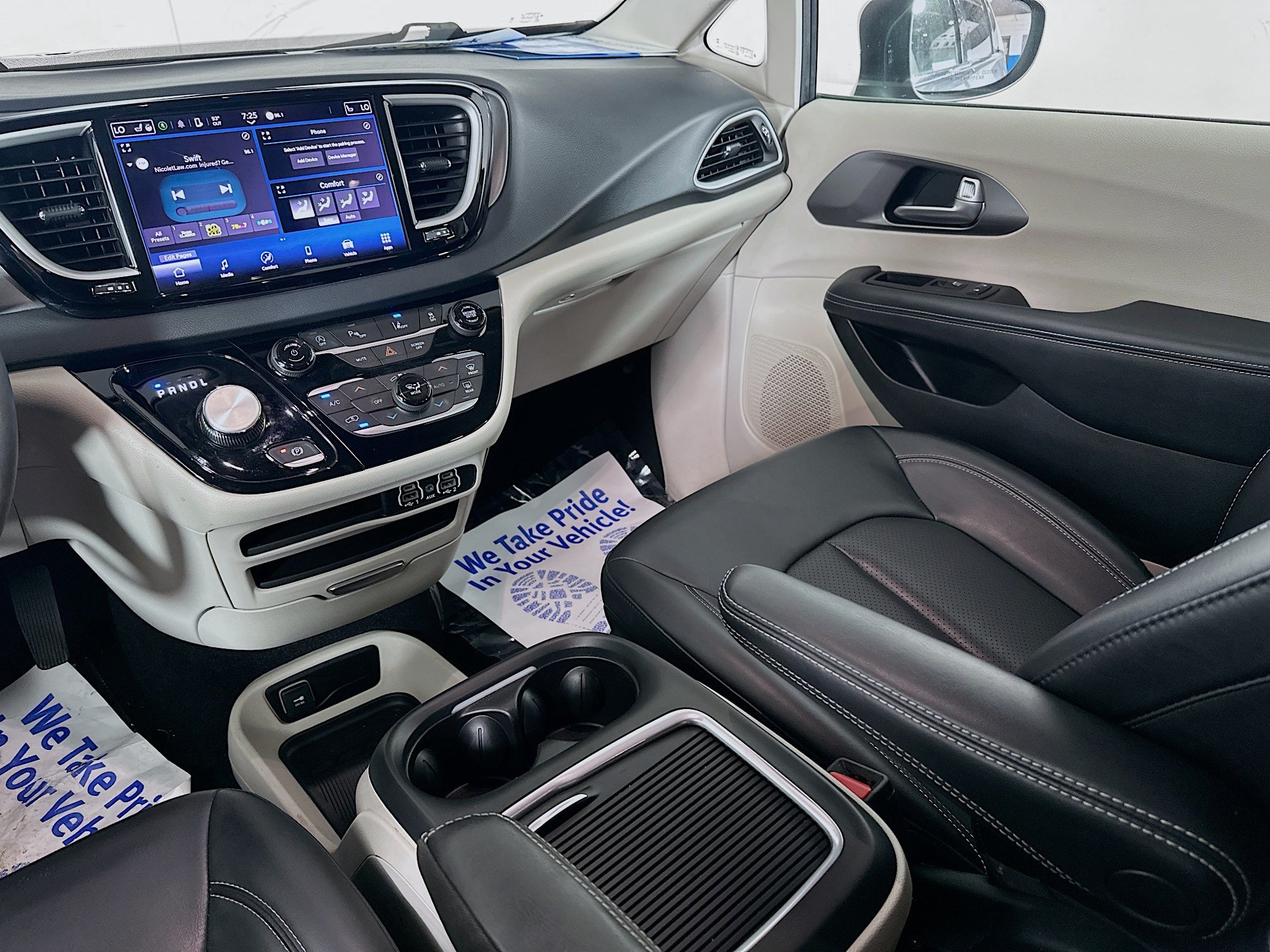 Used 2023 Chrysler Pacifica Touring-L FWD image 21