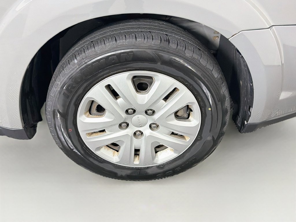 Used 2019 Dodge Journey SE FWD image 32