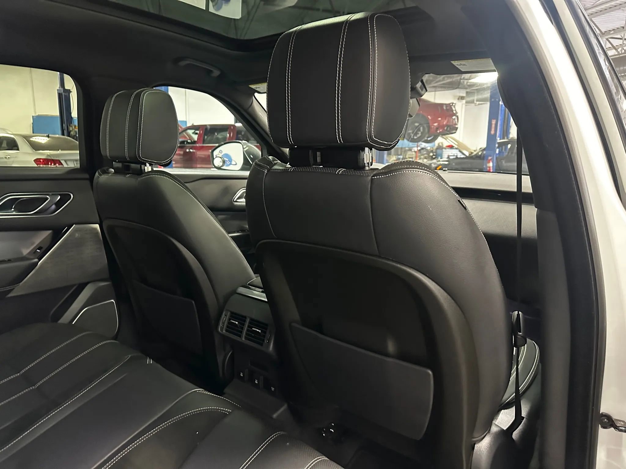 Used 2019 Land Rover Range Rover Velar R-Dynamic SE image 19