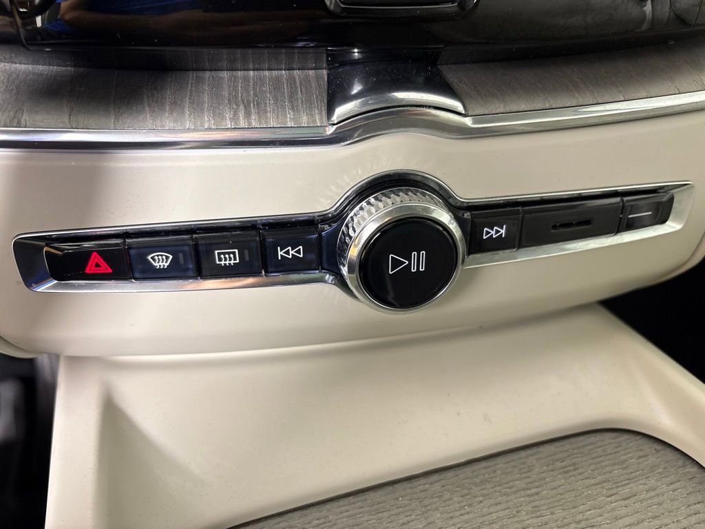 Used 2023 Volvo XC60 B5 Ultimate w/ Protection Package image 28