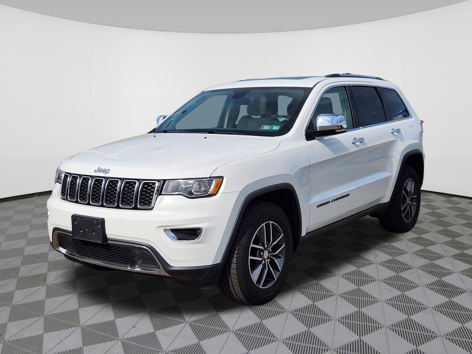 Used 2018 Jeep Grand Cherokee Limited AWD/4WD image 2