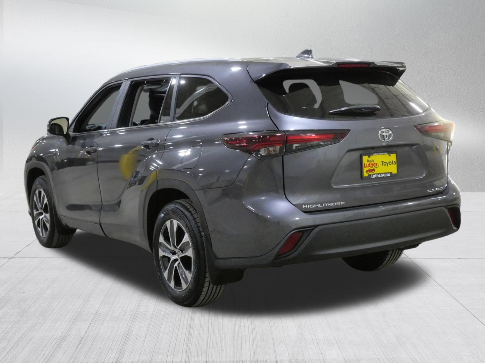 Used 2024 Toyota Highlander XLE image 6