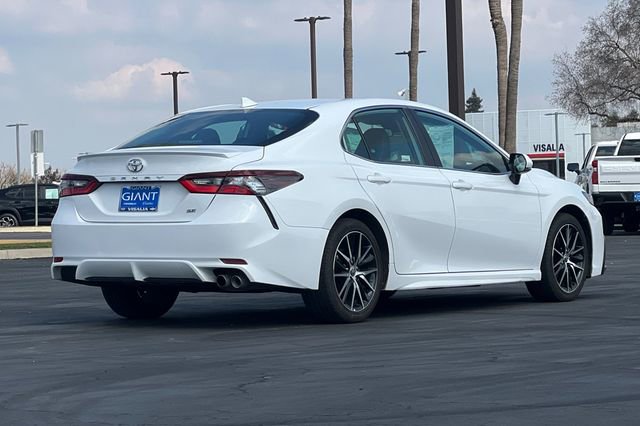 Used 2024 Toyota Camry SE image 4