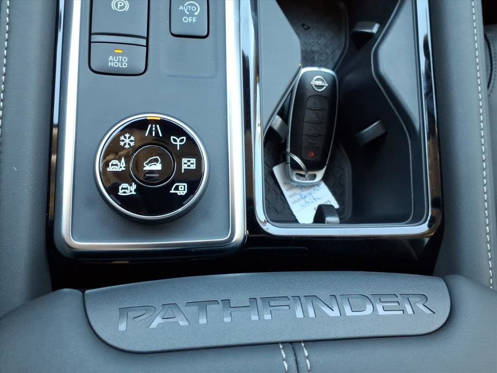 New 2025 Nissan Pathfinder SL image 17