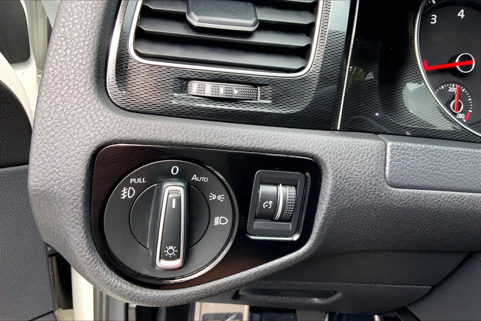 Used 2017 Volkswagen GTI SE FWD image 36