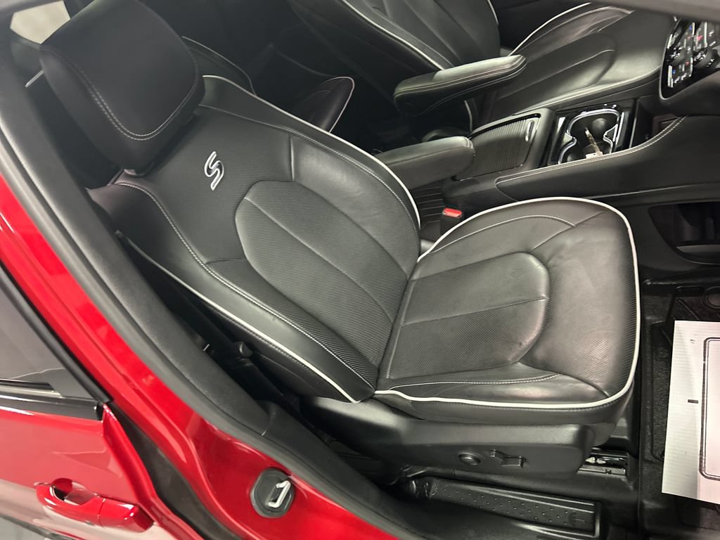 Used 2025 Chrysler Pacifica Premium FWD image 28