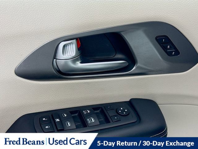 Used 2024 Chrysler Pacifica Limited FWD image 25