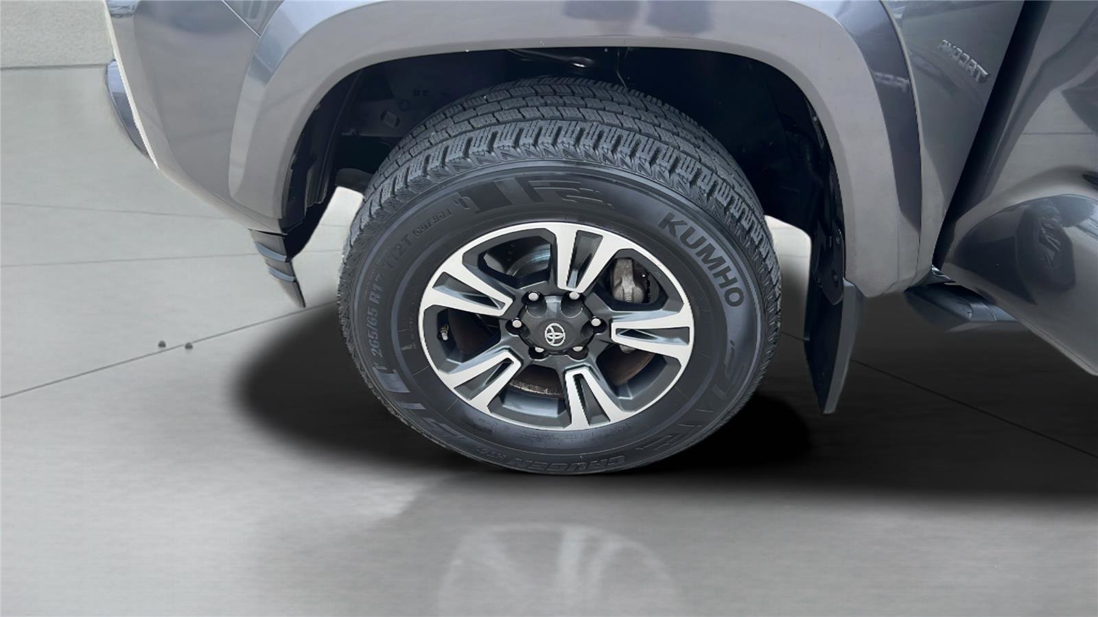 Used 2018 Toyota Tacoma TRD Sport w/ Technology Package RWD image 21