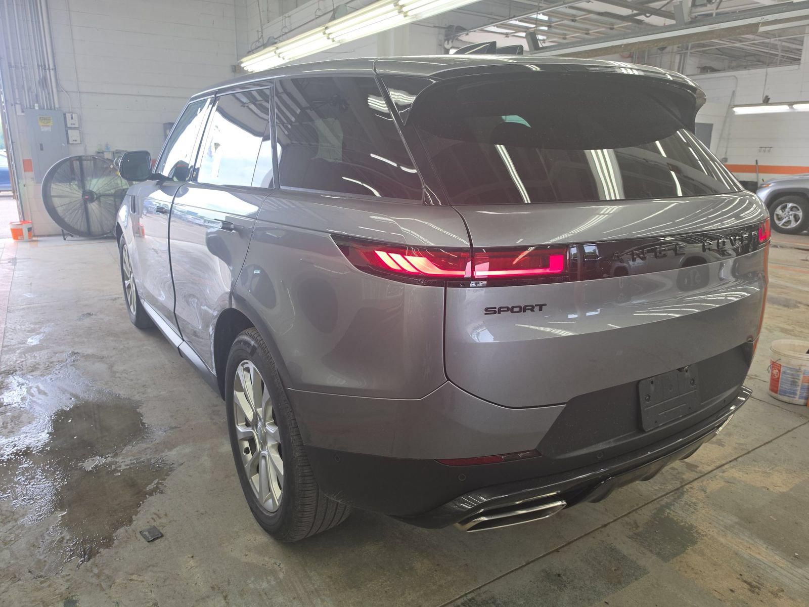 Used 2025 Land Rover Range Rover Sport SE AWD/4WD image 8