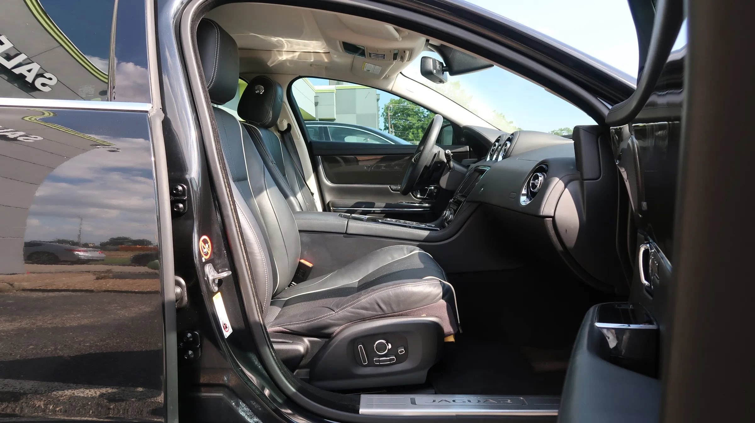 Used 2016 Jaguar XJ R-Sport RWD image 24