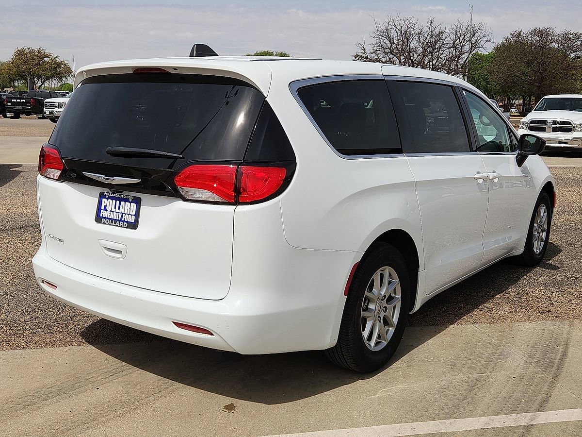 Used 2024 Chrysler Voyager LX image 3