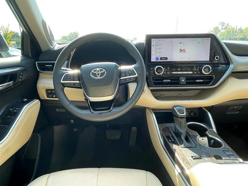Used 2024 Toyota Highlander LE image 33